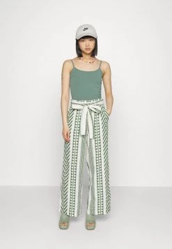 Top 10 👍 ONLY Petite Damen ONLLOVE SINGLET 2 PACK - Top - Black/laurel Wreath 🧨