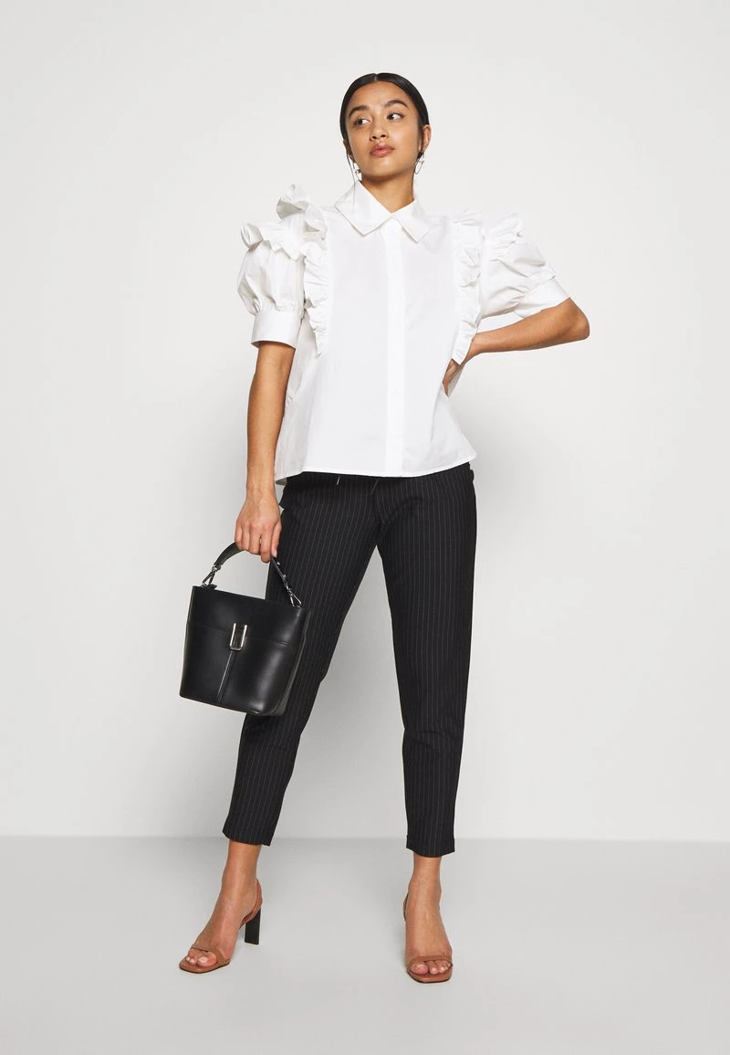 Am billigsten 😀 ONLY Petite Damen ONLPOPTRASH CLASSI PINSTRIPE FRILL - Stoffhose - Black 😉 – Bild 2