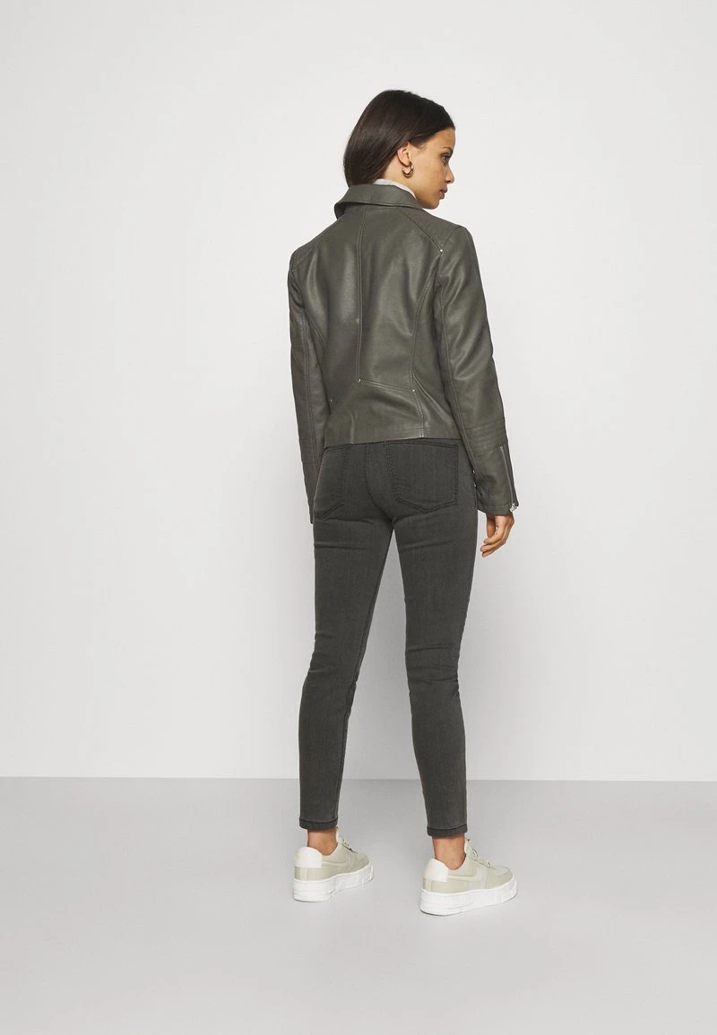 Coupon 🧨 ONLY Petite Damen ONLGEMMA BIKER - Kunstlederjacke - Beluga 🧨 – Bild 3