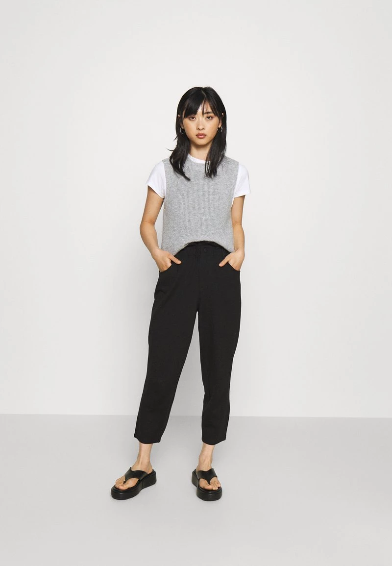 Am billigsten 💯 ONLY Petite ONLPOPTRASH OVA LIFE CARROT PANT - Stoffhose - Black | Damen 👏 – Bild 2