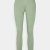Großhandel 👍 ONLY Petite Damen ONLBLUSH LIFE - Stoffhose - Green Milieu ✔️