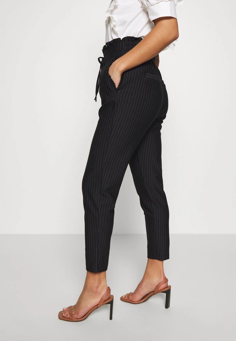 Am billigsten 😀 ONLY Petite Damen ONLPOPTRASH CLASSI PINSTRIPE FRILL - Stoffhose - Black 😉 – Bild 4