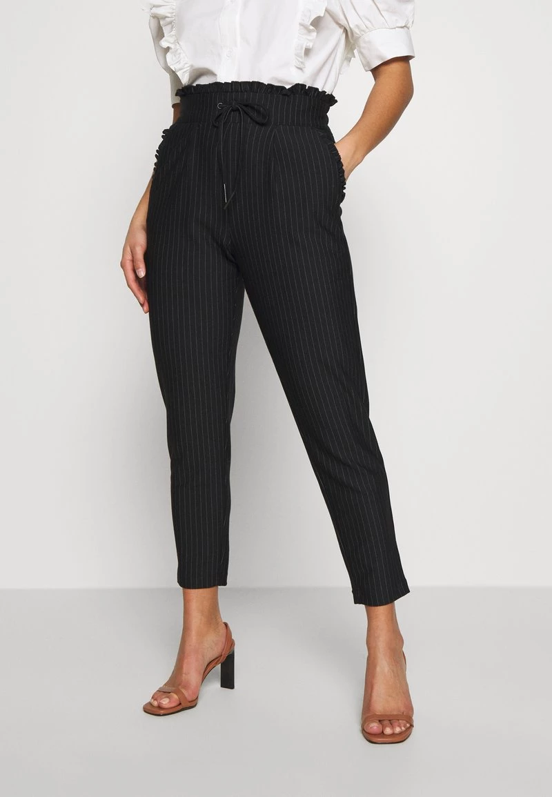 Am billigsten 😀 ONLY Petite Damen ONLPOPTRASH CLASSI PINSTRIPE FRILL - Stoffhose - Black 😉